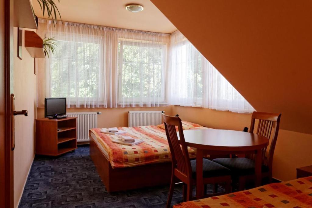 Restaurace A Penzion Garnet Оломоуц Экстерьер фото