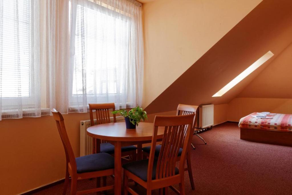 Restaurace A Penzion Garnet Оломоуц Экстерьер фото