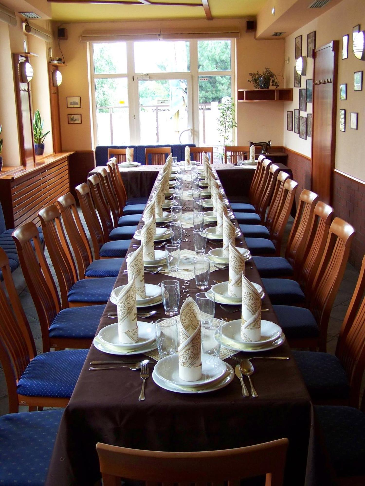 Restaurace A Penzion Garnet Оломоуц Экстерьер фото
