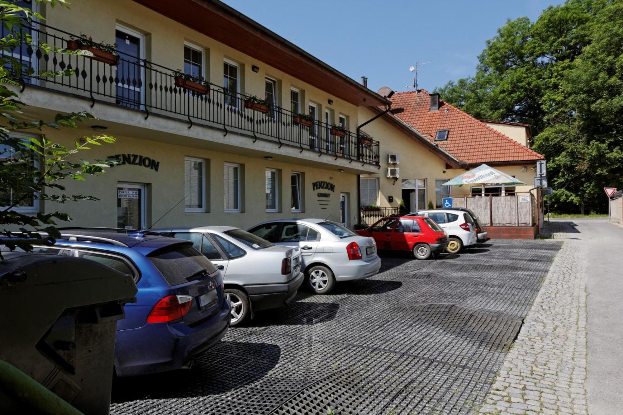 Restaurace A Penzion Garnet Оломоуц Экстерьер фото