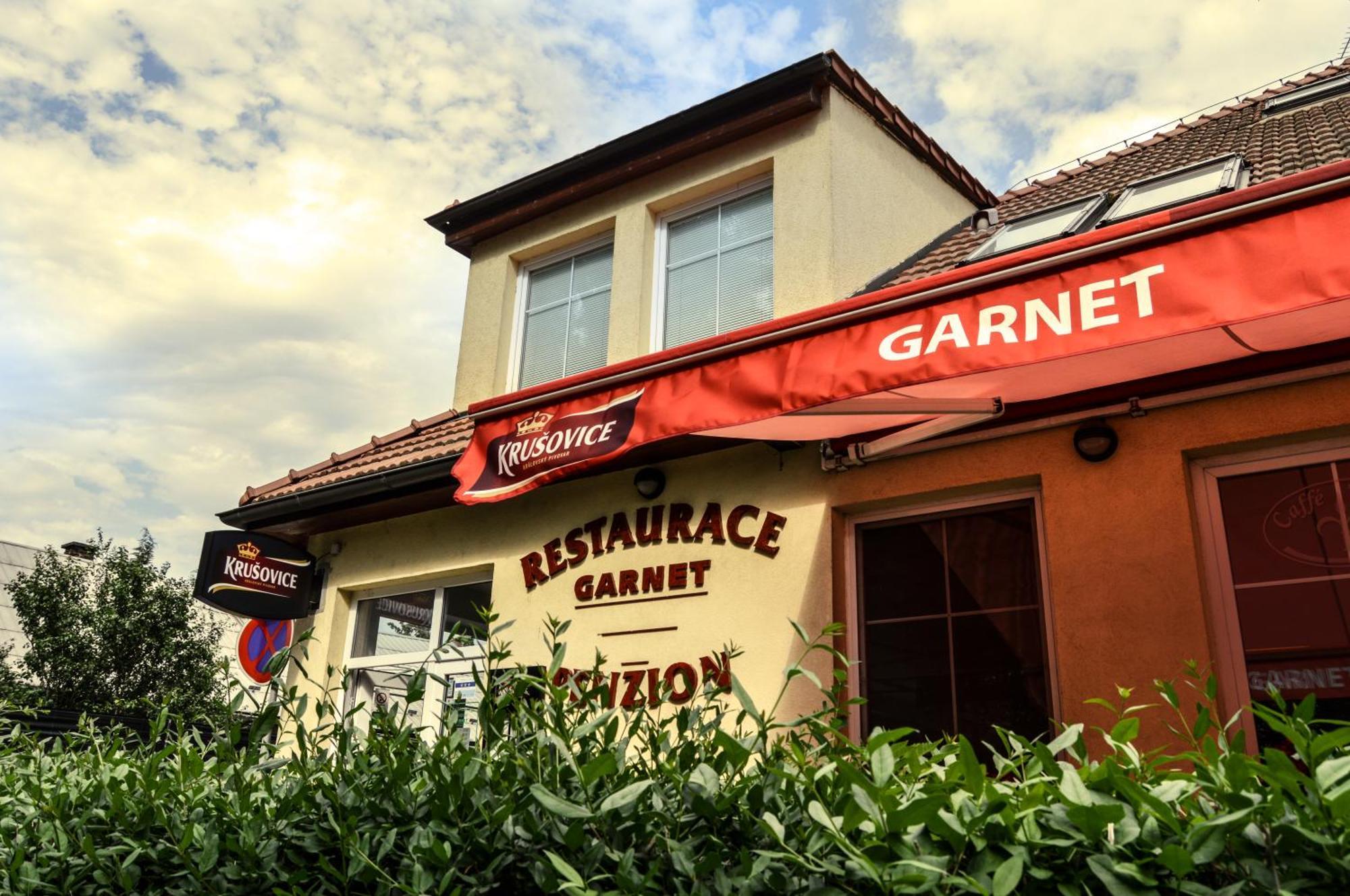 Restaurace A Penzion Garnet Оломоуц Экстерьер фото