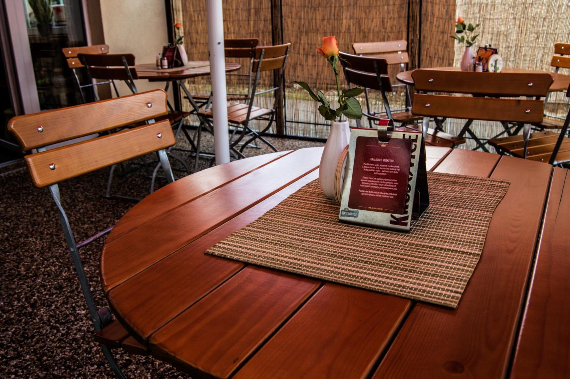 Restaurace A Penzion Garnet Оломоуц Экстерьер фото